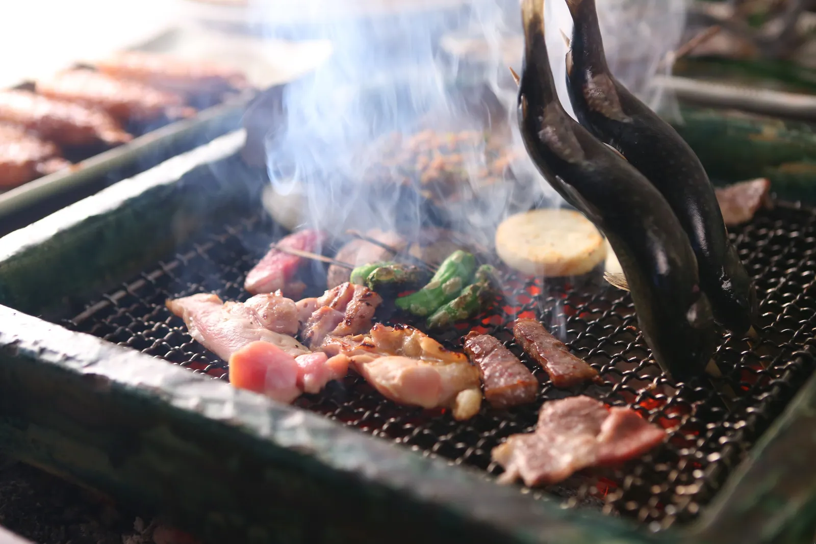 囲炉裏の炭火で焼く旬の炭火焼き
